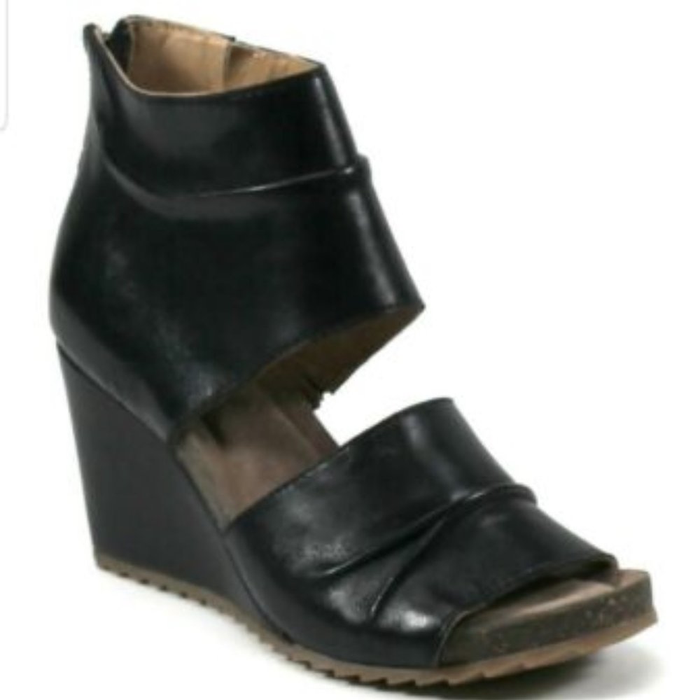 DIBA TRUE Next N Line Black Wedge Sandal  7.5 NEW and REAL LEATHER!